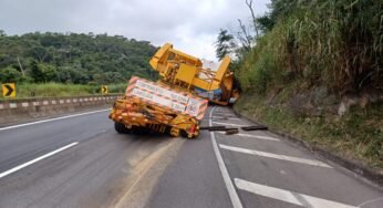 Carga superdimensionada ainda está tombada na Via Dutra, em Piraí; trânsito está parcialmente interditado