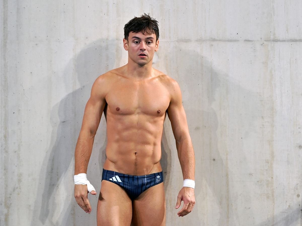 Medalhista em Paris, Tom Daley encanta ao fazer tricô na arquibancada